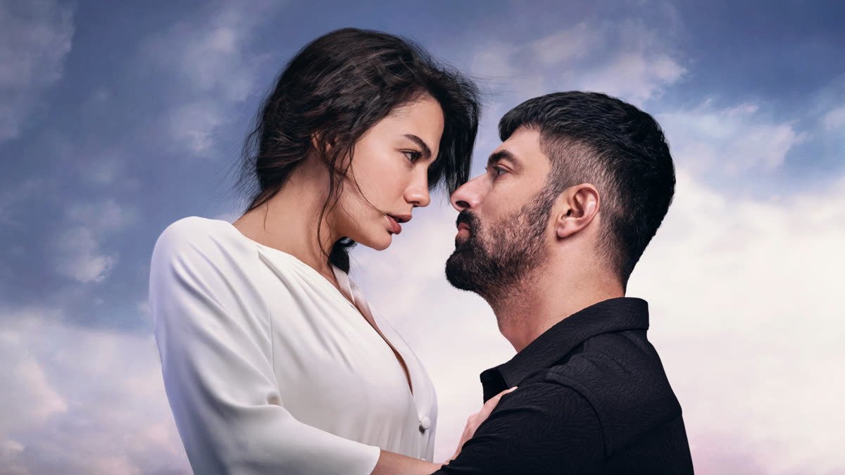 Immagine promozionale di Io sono Farah: una donna con i lunghi capelli scuri e la camicetta bianca e un uomo con la barba brizzolata e la camicia nera, viso contro viso davanti a un cielo nuvoloso
