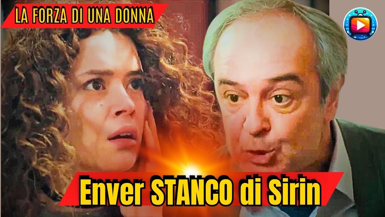 Un uomo legge un quaderno seduto su una panchina, con il volto teso