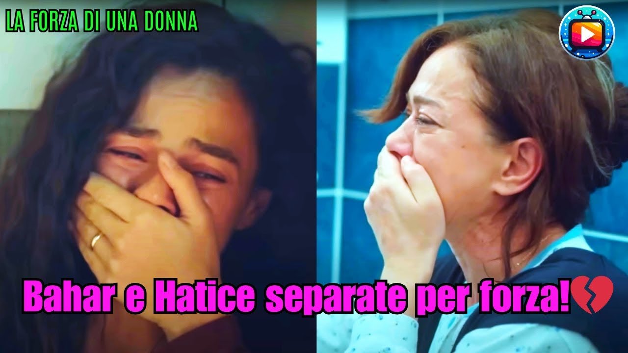 Due bambini davanti allo schermo di un computer in una stanza in penombra