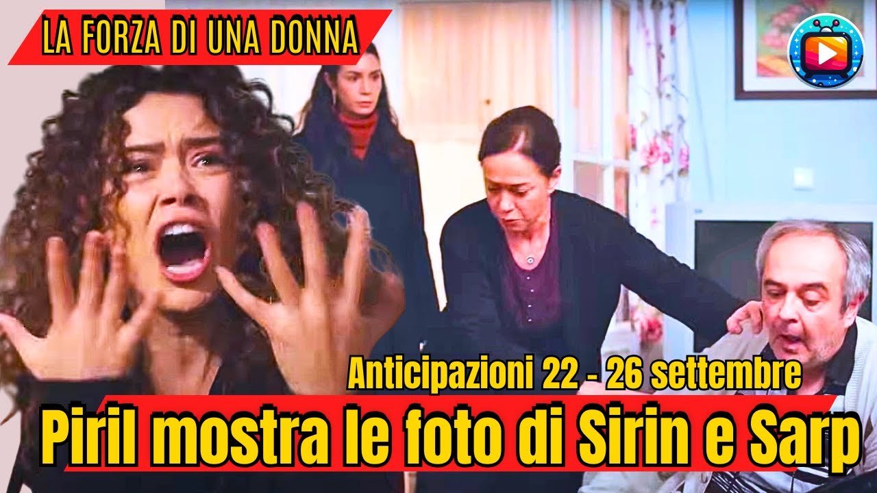 Una donna in corsia guarda lo schermo del telefono davanti a una porta socchiusa