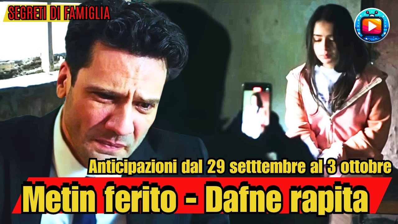 Un uomo in giacca scura e camicia bianca, sguardo basso e volto teso; dietro di lui una ragazzina in felpa rosa, seduta con le mani unite in una stanza spoglia e semibuia, ripresa dallo schermo di un telefono.