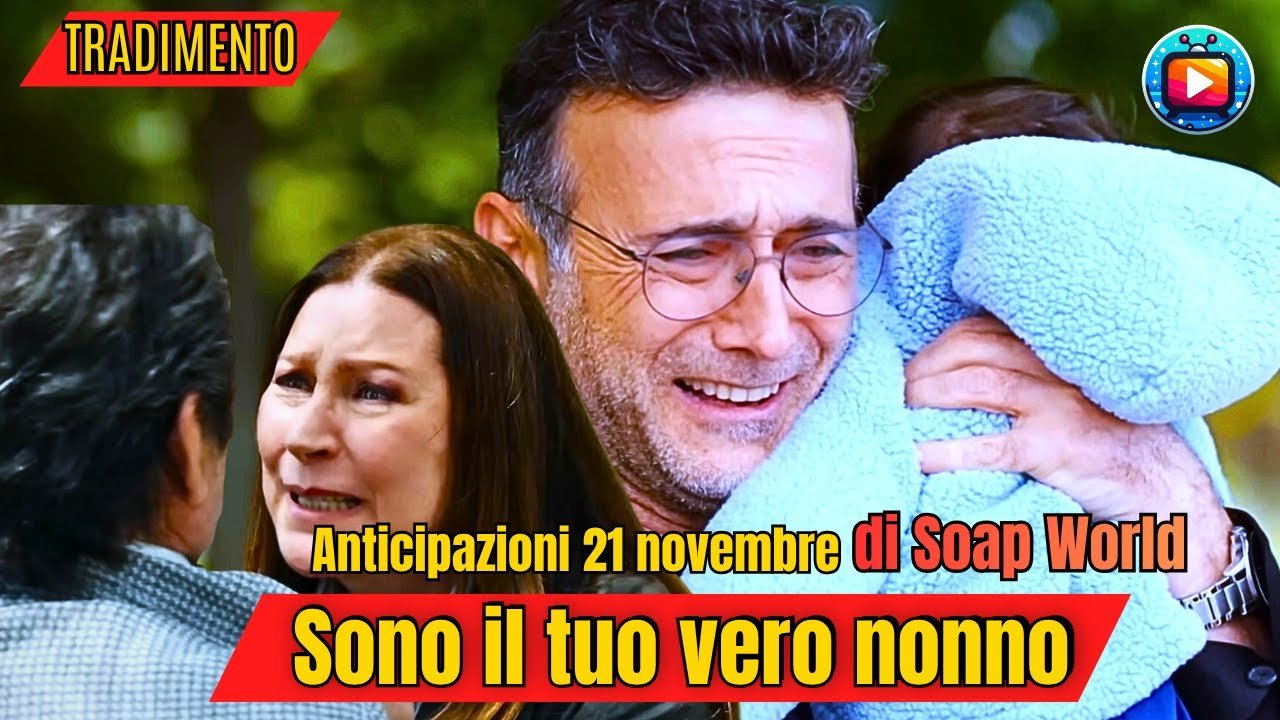 Un uomo con gli occhiali stringe commosso un neonato avvolto in una copertina azzurra; accanto una donna in lacrime parla con un uomo ripreso di spalle, all'aperto tra gli alberi.