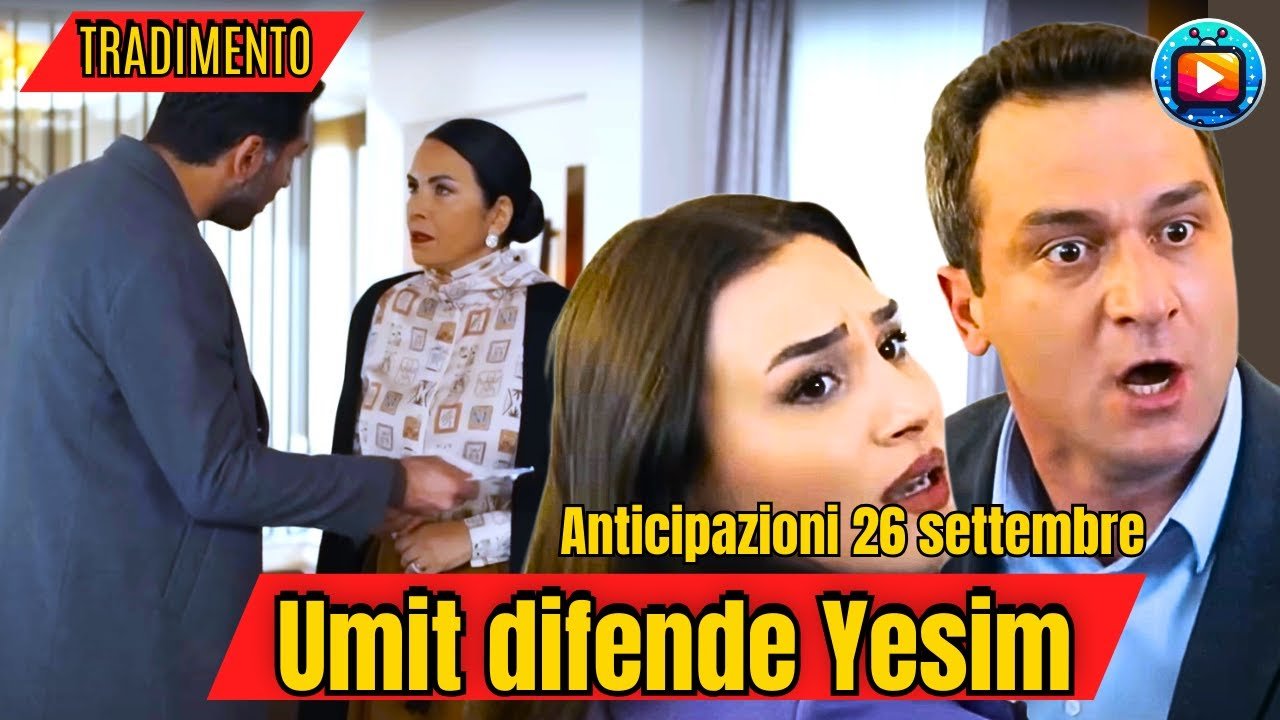 Un uomo in giacca grigia mostra un foglio a una donna con i capelli raccolti in un salotto luminoso; accanto, in primo piano, una giovane donna dall'aria preoccupata e un uomo in giacca scura che parla concitato